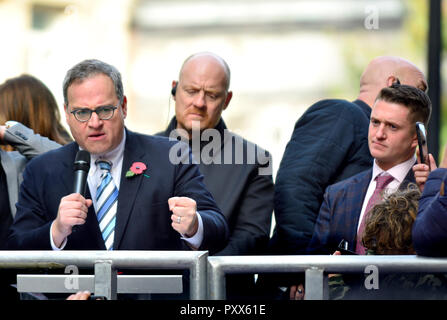 Ezra Levant (Kanadischer Aktivist und Sender) erscheint withTommy Robinson (ganz rechts Aktivist- name Stephen Yaxley-Lennon) außerhalb der alten Kaution Stockfoto