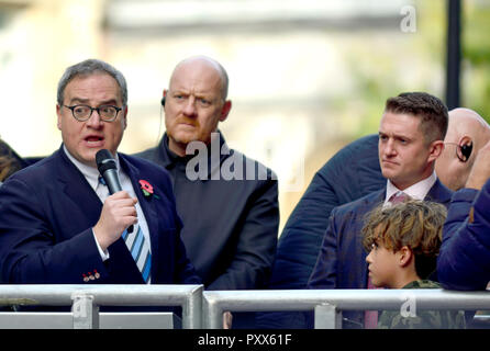 Ezra Levant (Kanadischer Aktivist und Sender) erscheint withTommy Robinson (ganz rechts Aktivist- name Stephen Yaxley-Lennon) außerhalb der alten Kaution Stockfoto