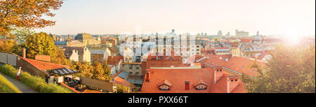 Panoramabild der weiblichen Touristen in Zagreb city center View mit schönen, alten Gebäuden bei Sonnenuntergang auf warmen Herbst Tag suchen, Kroatien Stockfoto