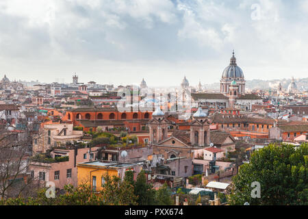 Skyline des alten Rom, Italien. Dom von San Carlo Al Corso Basilika Kirche als Dominante Stockfoto