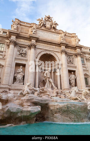 Trevi-brunnen oder Fontana di Trevi ist ein Brunnen in der Fontana di Trevi in Rom, Italien. Vom italienischen Architekten Nicola Salvi entworfen und von Giu abgeschlossen Stockfoto