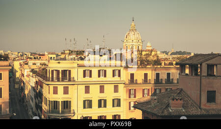 Skyline des alten Rom, Italien. Dom von San Carlo Al Corso Basilika Kirche als Dominante. Stilisierte warmen Vintage Farben Foto Stockfoto