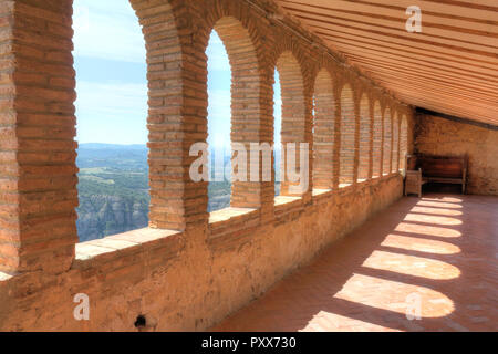 Eine Reihe von Backstein runden Bögen, auf einem Balkon in sonniger Sommer im Colegiata de Santa Maria La Mayor in Alquezar, Aragon, Spanien Stockfoto