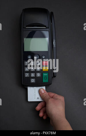 Hand wischen mit Kreditkarte in Speichern. Weibliche Hände mit Kreditkarte oder Bank. Farbe Bild eines POS-und Kreditkarten. Stockfoto