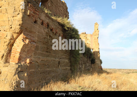 Die gelbe erodiert Mauern des verlassenen Montearagon schloss in der Region Aragón, Spanien, gegen den tiefblauen Himmel während einer sommerlichen Tag Stockfoto