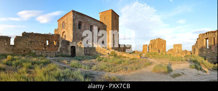 Eine Landschaft von den internen Platz des abgebrochenen Montearagon schloss in der Region Aragón, Spanien, mit einem tiefblauen Himmel während einer sommerlichen Tag Stockfoto