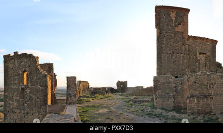 Eine Landschaft von den internen Platz des abgebrochenen Montearagon schloss in der Region Aragón, Spanien, mit einem tiefblauen Himmel während einer sommerlichen Tag Stockfoto