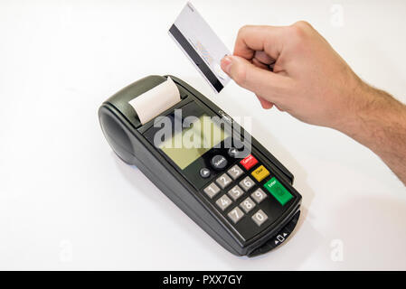 Männliche Hand wählt Pin-code auf PIN-Pad von card Maschine oder pos-terminal mit eingefügten leeren weißen Kreditkarte auf weißem Hintergrund. Zahlung mit c Stockfoto