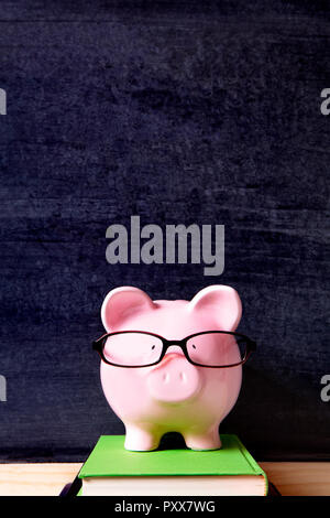 Sparschwein mit Brille und Blackboard Stockfoto