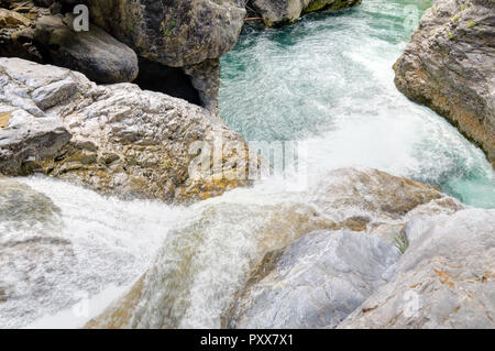 Die Wasserfälle und Stromschnellen in den Rio Bellos Canyon auf der Wald bedeckt Rocky Mountains in der Cañon de Añisclo Tal, in der Region Aragón, Spanien Stockfoto