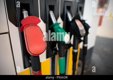 Kraftstoffpumpe Einfüllstutzen. Kraftstoff an der Tankstelle in der Nähe von Stockfoto