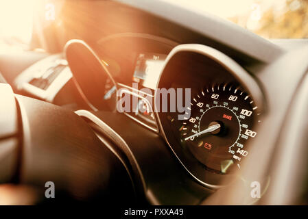 Auto Tacho hautnah. Innenraum der geparkten Auto mit Akku und Bremse rote Symbole, die auf dem Armaturenbrett Stockfoto