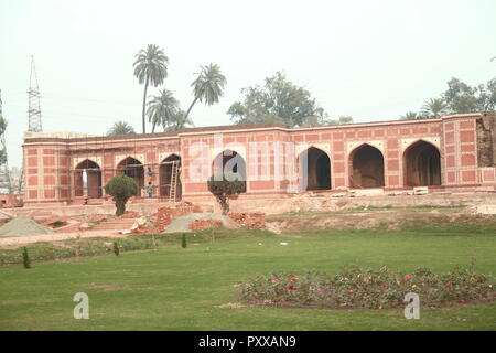 Das Grab von Nur Jahan (Urdu: مقبرہ نورجہاں‬‎) ist ein aus dem 17. Jahrhundert Mausoleum in Lahore, Pakistan, die für das Mughal Kaiserin Nur Jahan erbaut wurde. Stockfoto