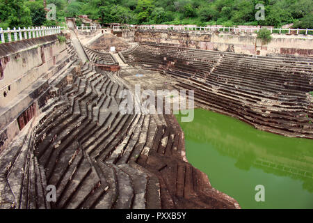 Die einzigartige Architektur des stepwell um Nahargarh Fort. In Indien genommen, August 2018. Stockfoto