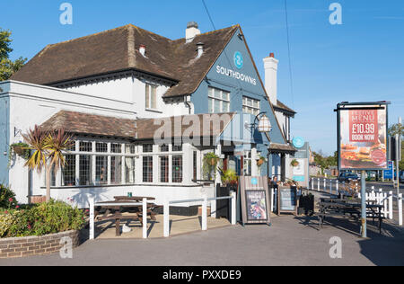 Die southdowns Pub & Grill aus dem Sizzling Pubs Kette in Chichester, West Sussex, England, UK. Stockfoto