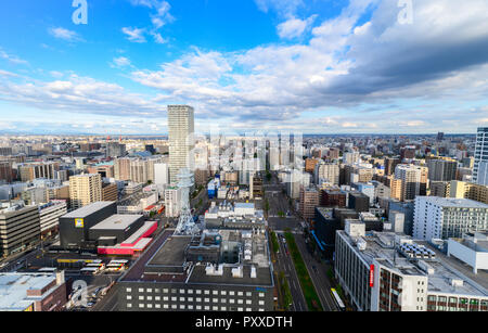 SAPPORO, Hokkaido, Japan - Oktober 13, 2018: Der Blick auf Sapporo Stadtbild mit Wolken und blauer Himmel aus der Sapporo Tower. Stockfoto