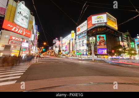 SAPPORO, Hokkaido, Japan - Oktober 8, 2018: Nachtaufnahme der kommerziellen Gebäude im Stadtteil Susukino in Sapporo, Hokkaido, Japan. Susukino befindet o Stockfoto