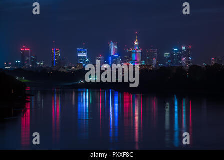 Warschau/Polen - Oktober 7.2018. Nacht Blick auf die Downtown City Gebäude mit bunten Lichtern Reflexion in den Fluss. Stockfoto