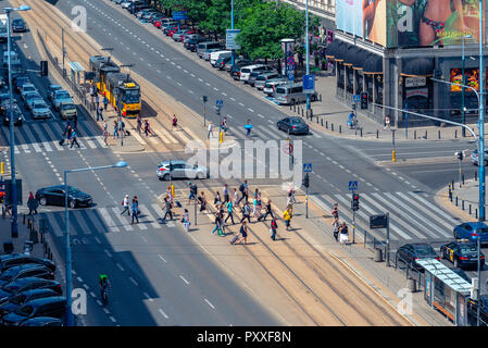 Warschau/Polen - Juni. 17.2018. Blick von oben auf die Stadt die Straße mit Menschen überqueren die Straße und Verkehr. Sonnigen Tag. Stockfoto