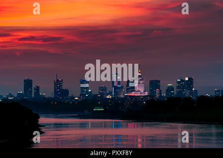 Blick auf die Stadt Warschau Gebäude mit Licht Reflexion in den Fluss. Stockfoto