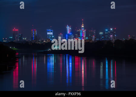 Blick auf die Stadt Warschau Gebäude mit Licht Reflexion in den Fluss. Stockfoto