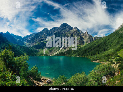 Blick auf den türkisblauen Farbe See zwischen hohen und felsigen Berge. Wunderschöne alpine Landschaft. Stockfoto