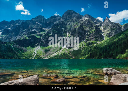 Blick auf den türkisblauen Farbe See zwischen hohen und felsigen Berge. Wunderschöne alpine Landschaft. Stockfoto