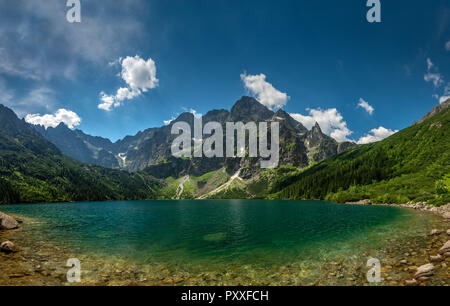 Blick auf den türkisblauen Farbe See zwischen hohen und felsigen Berge. Wunderschöne alpine Landschaft. Stockfoto