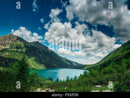 Blick auf den türkisblauen Farbe See zwischen hohen und felsigen Berge. Wunderschöne alpine Landschaft. Stockfoto