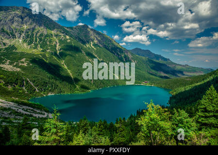 Blick auf den türkisblauen Farbe See zwischen hohen und felsigen Berge. Wunderschöne alpine Landschaft. Stockfoto