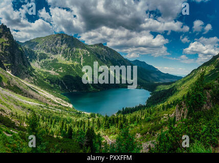 Blick auf den türkisblauen Farbe See zwischen hohen und felsigen Berge. Wunderschöne alpine Landschaft. Stockfoto