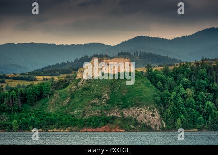Mittelalterliche Burg in Niedzica auf den Süden Polens mit den Czorsztyn See um. Stockfoto