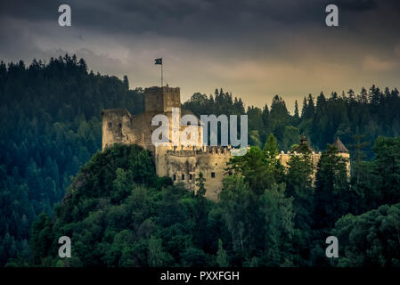 Mittelalterliche Burg in Niedzica auf den Süden Polens mit den Czorsztyn See um. Stockfoto