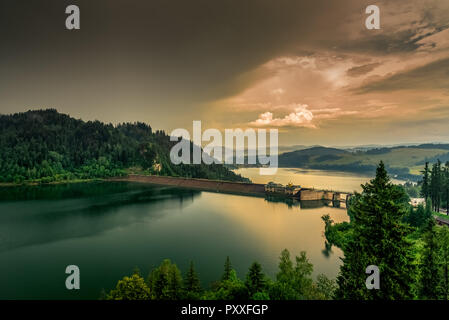 Luftbild bei Sonnenuntergang auf dem Stausee von Czorsztyn Niedzica See in der Nähe der Stadt im Süden von Polen. Stockfoto