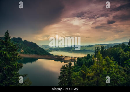 Luftbild bei Sonnenuntergang auf dem Stausee von Czorsztyn Niedzica See in der Nähe der Stadt im Süden von Polen. Stockfoto