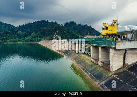 Stausee bei Czorsztyn Niedzica See in der Nähe der Stadt im Süden von Polen. Stockfoto
