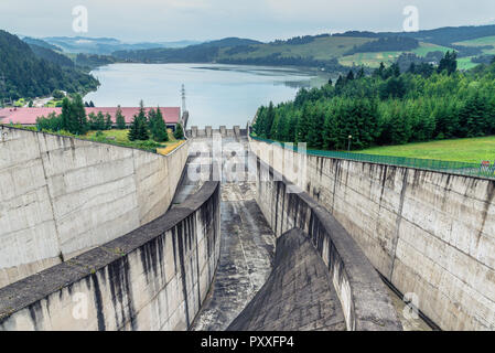 Stausee bei Czorsztyn Niedzica See in der Nähe der Stadt im Süden von Polen. Stockfoto