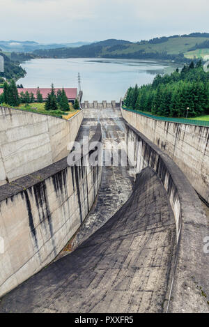 Stausee bei Czorsztyn Niedzica See in der Nähe der Stadt im Süden von Polen. Stockfoto
