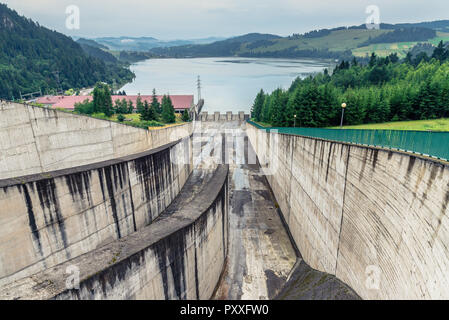 Stausee bei Czorsztyn Niedzica See in der Nähe der Stadt im Süden von Polen. Stockfoto
