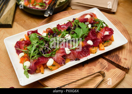 Geräucherter Lachs Salatteller mit Rucola Blätter und Mozzarella. Stockfoto