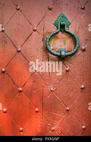 Detail einer alten hölzernen rote Tür mit einem Ring in New England, USA Stockfoto