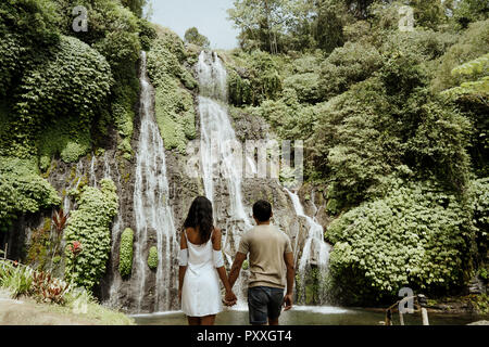 Schönes Paar genießen banyumala Wasserfall Bali zusammen Stockfoto