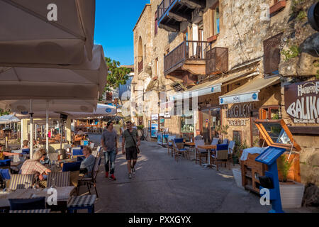 KYRENIA, Zypern - 11. MAI 2018: eine belebte Straße in der Altstadt von kyrania. Stockfoto