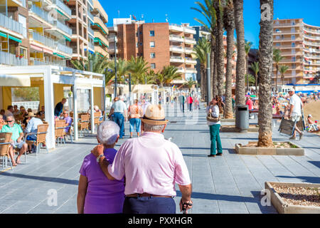 TORREVIEJA, SPANIEN - November 13, 2017: ein älteres Ehepaar zu Fuß auf den Straßen von Torrevieja. Stockfoto
