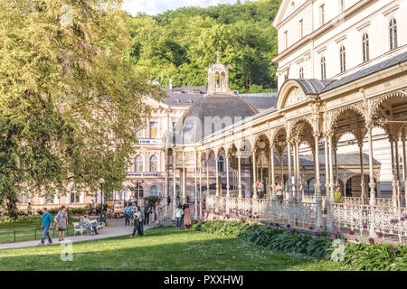 Karlsbad, TSCHECHISCHE REPUBLIK - 26. MAI 2017: Park Frühling Kolonnade (Sadova kolonada). Stockfoto