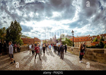 Prag, tschechische Republik - 24. MAI 2017: Menschen an der Karlsbrücke über die Moldau mit Blick auf die Prager Burg und die Türme der St. Vitus Cat Stockfoto