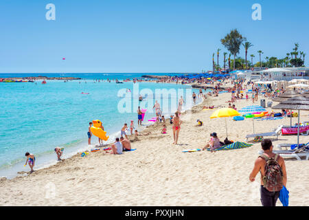 AYIA NAPA, Zypern - 07 April, 2018: die Menschen ruhen auf der Nissi Beach. Stockfoto