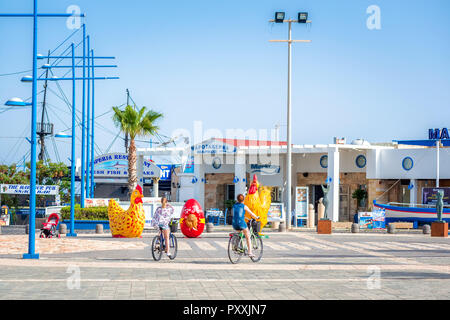 AYIA NAPA, Zypern - 21. APRIL 2017: Blick auf den Marktplatz in Richtung Meer. Stockfoto