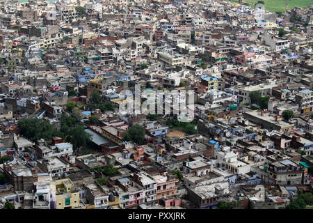 Die Landschaft der Stadt Jaipur ab Nahargarh Fort auf dem Hügel gesehen. In Indien genommen, August 2018. Stockfoto