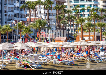 LARNACA, ZYPERN - Oktober 06, 2018: Larnaca direkt am Meer, der Strand und die Hotels. Stockfoto